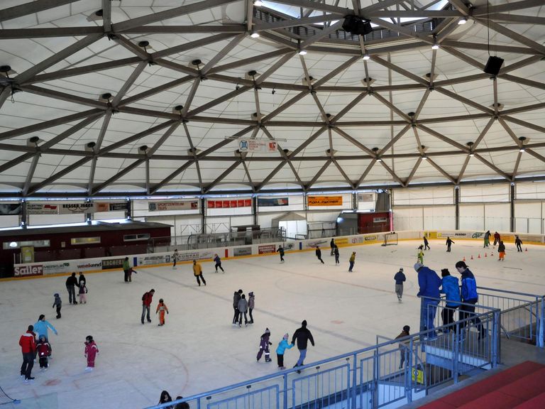 All-weather skating: Eishalle Telfs