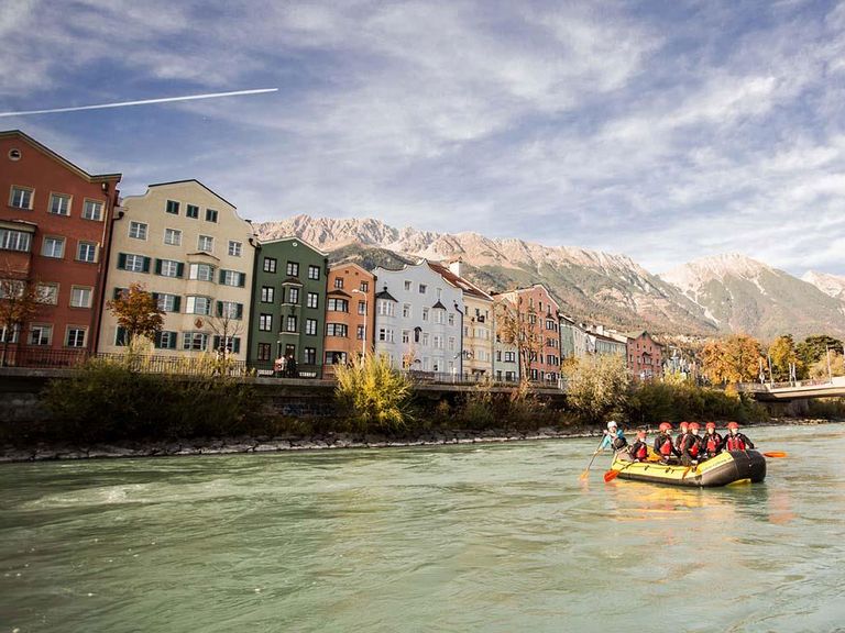 Descubra Innsbruck haciendo city rafting desde un barco